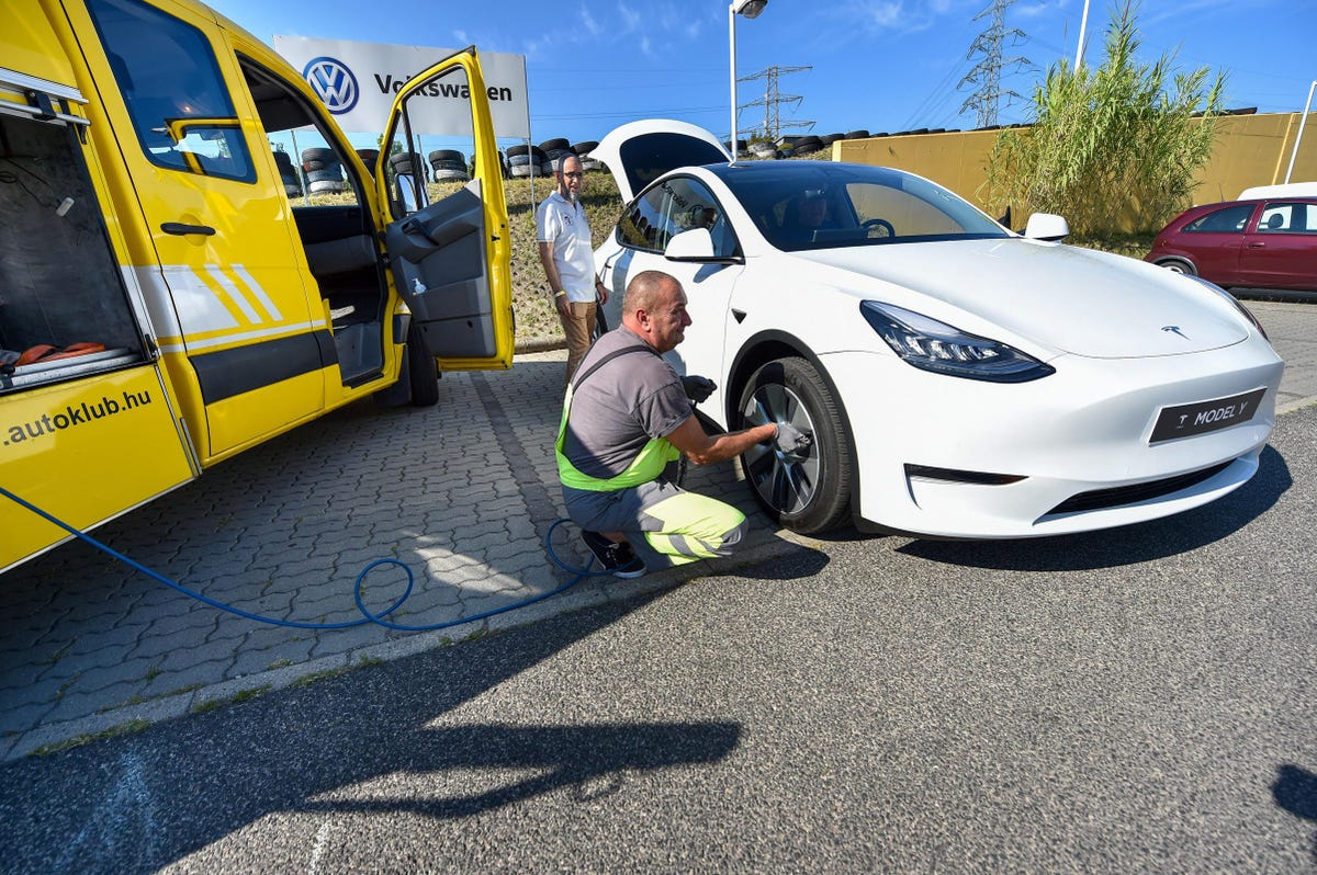 repair service of an Electric car maintenance