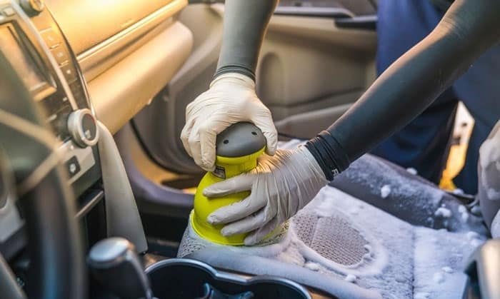 Cleaning the car upholstery