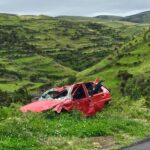 Красный автомобиль сломался на обочине дороги