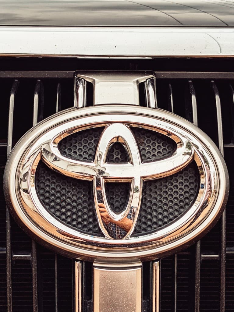 front toyota emblem